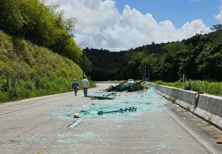 Carga de vidros despenca de caminhão e interdita BR-101 em Flexeiras