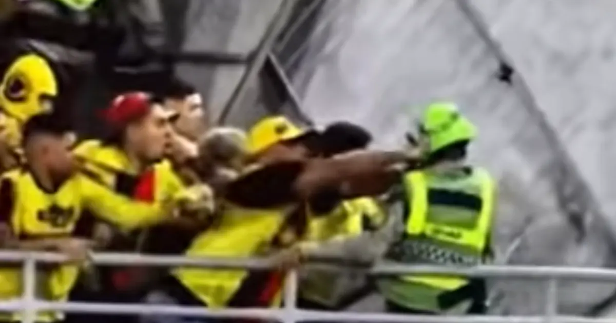 Vídeos mostram policiais militares sendo agredidos por torcedores do Sport no Rei Pelé