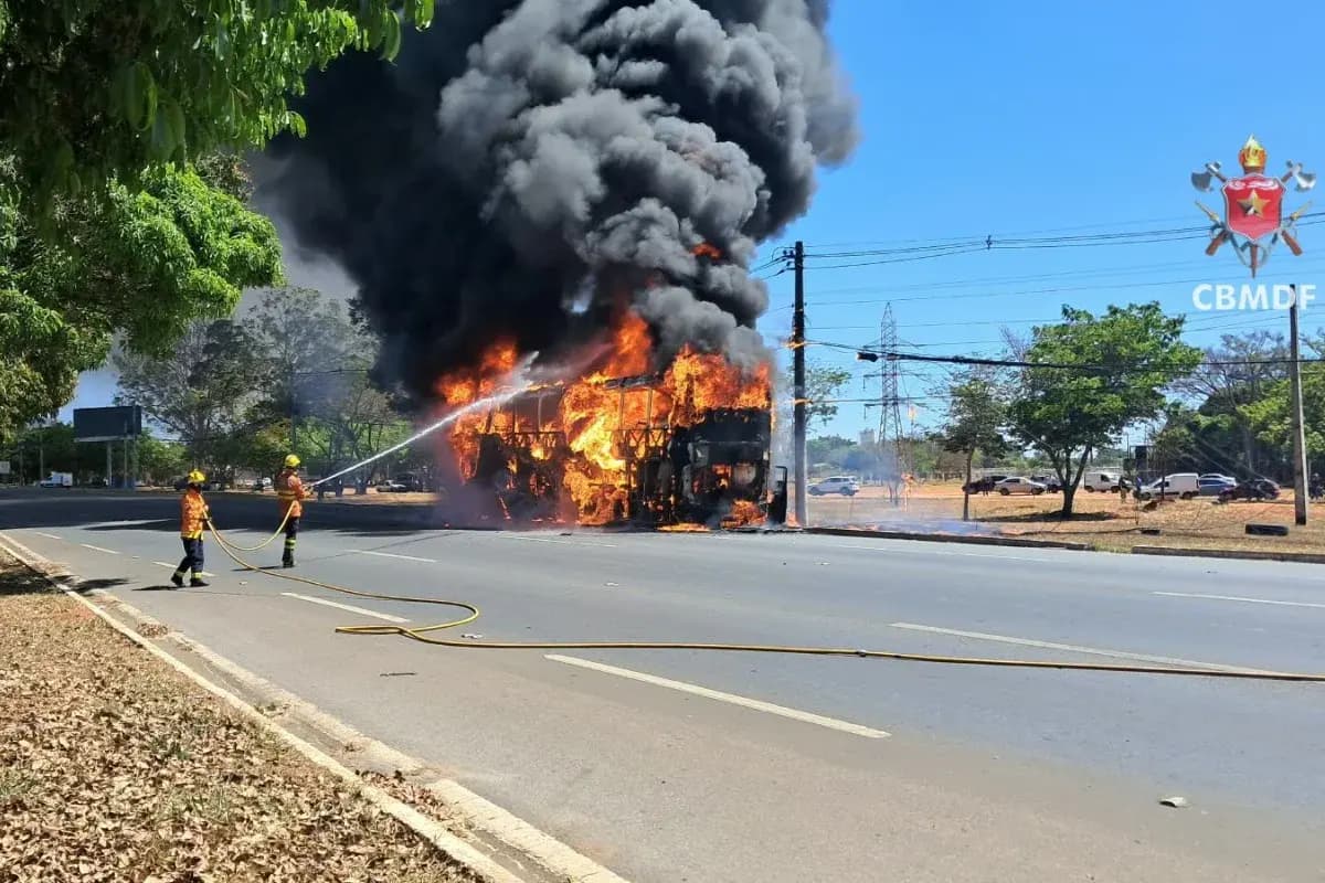 Ônibus que saiu de Alagoas pega fogo em rodovia do Distrito Federal